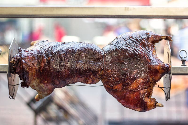 Appetitanregende gegrillte Ente auf der Spuckenaufsteckspindel Gebraten auf traditionellem Grill Röstung vorbereitete RAM-Ente ba lizenzfreies stockbild Appetitanregende gegrillte Ente auf der Spuckenaufsteckspindel Gebraten auf traditionellem Grill Röstung vorbereitete RAM-Ente ba lizenzfreies stockbild
