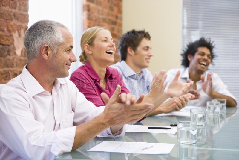 applauding boardroom businesspeople four στοκ φωτογραφίες με δικαίωμα ελεύθερης χρήσης applauding boardroom businesspeople four στοκ φωτογραφίες με δικαίωμα ελεύθερης χρήσης