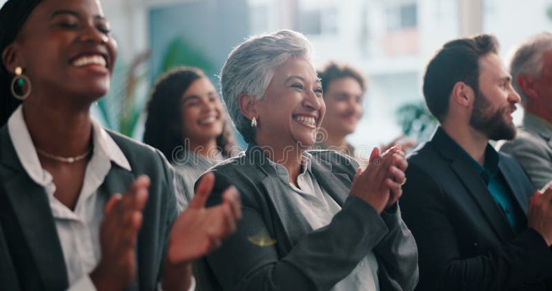 Applaudir la célébration et le public avec une femme d'affaires pour la réalisation du projet et le soutien. Présentation du comme banque de vidéos