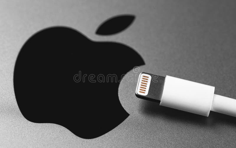 Apple App的闪电灯和苹果标识 Apple Lightning Connector用于连接移动设备iPhone、iPad和iPod. Apple App的闪电灯和苹果标识 Apple Lightning Connector用于将移动设备iPhone、iPad和iPod连接到主机 俄罗斯莫斯科 — 2019年11月25日