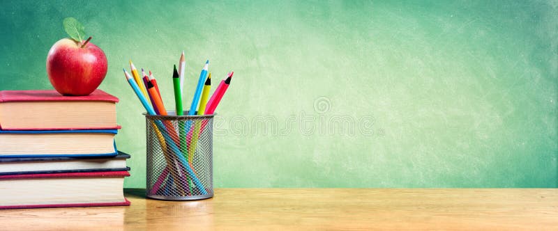 Apple auf Stapel Büchern mit Bleistiften und leerer Tafel stockfotografie Apple auf Stapel Büchern mit Bleistiften und leerer Tafel stockfotografie