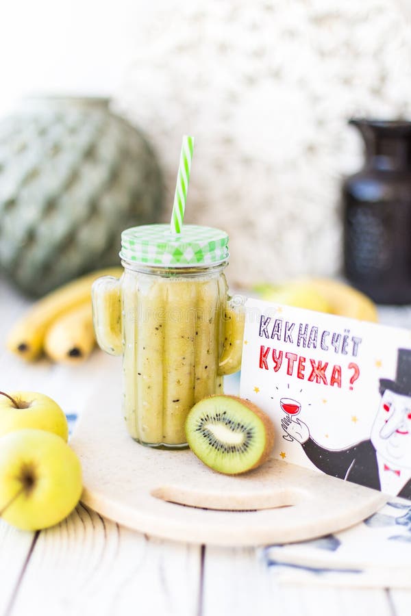 Apple-Banane-Kiwi Smoothiecocktail Stockfoto - Bild von oberseite ...