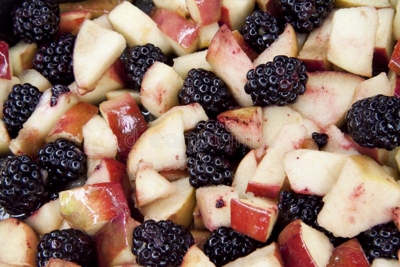 Hintergrund mit Apfel-Brombeer-Streuseln stockbild