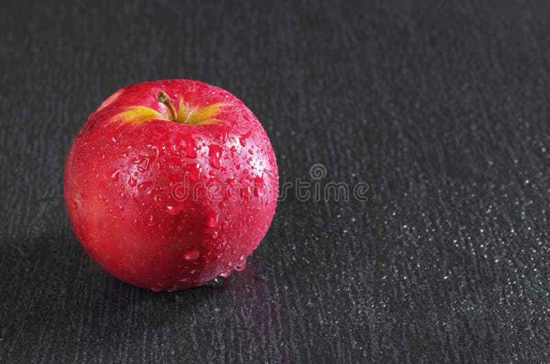 Apple con gotas del agua imagenes de archivo Apple con gotas del agua imagenes de archivo