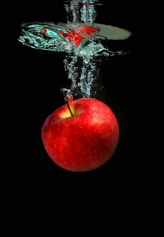 Apple, der in Wasser fällt stockfotos