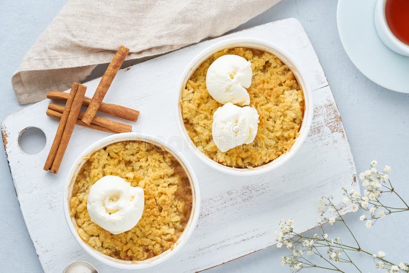 Apple desintegra-se com gelado, streusel, flores Vista superior, fim acima imagem de stock Apple desintegra-se com gelado, streusel, flores Vista superior, fim acima imagem de stock