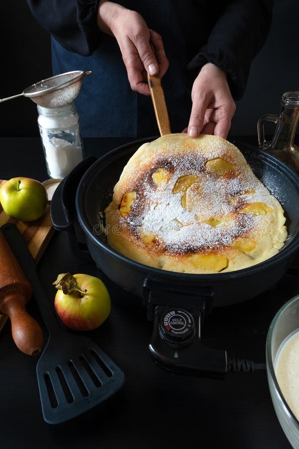 https://thumbs.dreamstime.com/b/apple-dutch-pancake-pan-pannekoek-electric-bag-craft-box-delivery-netherlands-traditional-pancakes-apples-iron-black-183779006.jpg