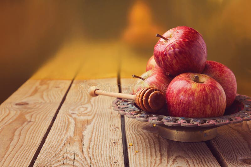 Apple e mel na tabela de madeira para a celebração judaica do hashana de Rosh (ano novo) imagens de stock Apple e mel na tabela de madeira para a celebração judaica do hashana de Rosh (ano novo) imagens de stock