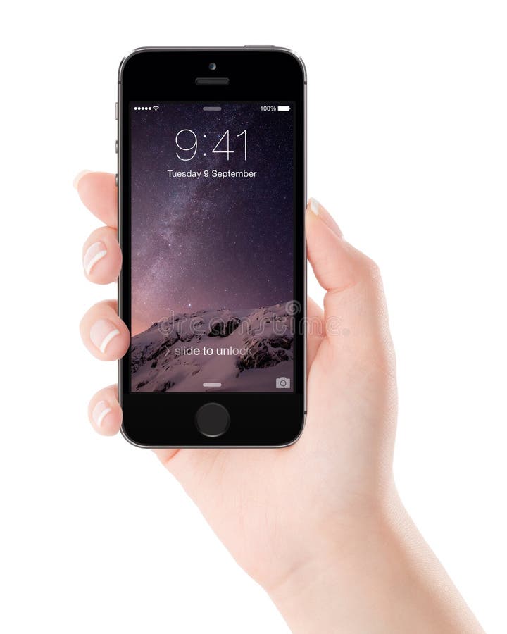 Apple espacia el iPhone gris 5S con la pantalla de la cerradura en la exhibición en el FE fotos de archivo libres de regalías Apple espacia el iPhone gris 5S con la pantalla de la cerradura en la exhibición en el FE fotos de archivo libres de regalías