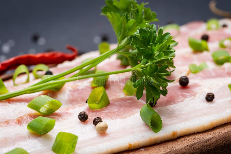 Apple fresco ha fumato il bacon guarnito con le cipolle di inverno verdi, il pepe rosso secco del Cile, l'aglio ed i granelli di immagini stock Apple fresco ha fumato il bacon guarnito con le cipolle di inverno verdi, il pepe rosso secco del Cile, l'aglio ed i granelli di immagini stock