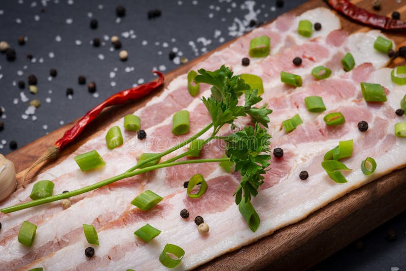 Apple fresco ha fumato il bacon guarnito con le cipolle di inverno verdi tagliate, il prezzemolo riccio fresco, granelli di pepe fotografia stock Apple fresco ha fumato il bacon guarnito con le cipolle di inverno verdi tagliate, il prezzemolo riccio fresco, granelli di pepe fotografia stock