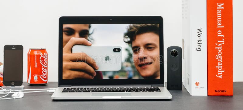 Apple grundtanke med introduktion av den bakre kameran 10 för iPhone X royaltyfri bild Apple grundtanke med introduktion av den bakre kameran 10 för iPhone X royaltyfri bild