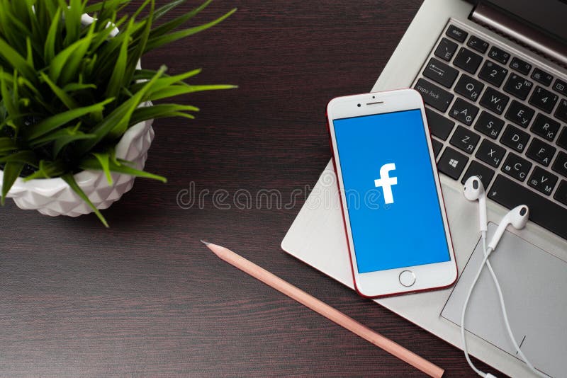 Apple iPhone 8 avec l'application de Facebook sur l'écran image libre de droits Apple iPhone 8 avec l'application de Facebook sur l'écran image libre de droits