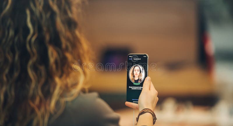 Apple iPhone X går på legitimation för framsida för världsomspännande kvinna för försäljning försökande