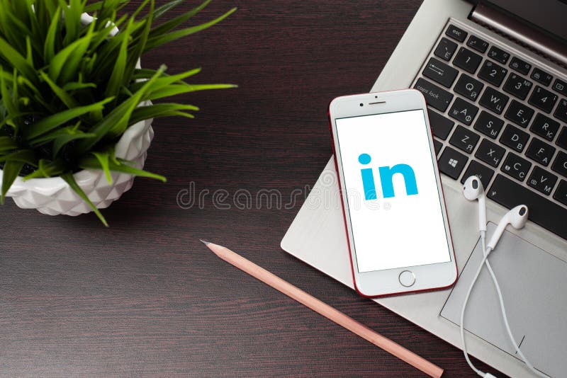 LinkedIn-Logo Auf Dem Iphone X Schirm Wird Auf Die Laptoptastatur Nahe