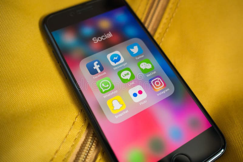 Apple iPhone 7 montrant son écran avec des applications sociales de réseau images libres de droits Apple iPhone 7 montrant son écran avec des applications sociales de réseau images libres de droits