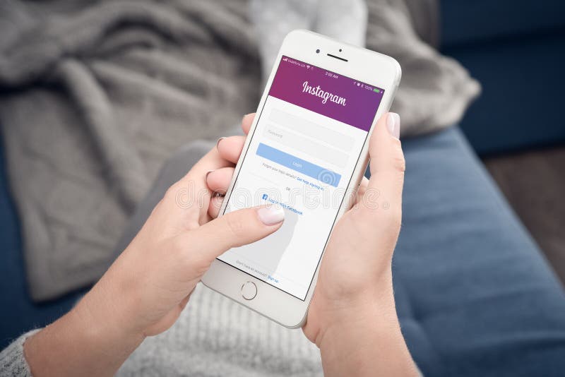Apple iPhone 8 Plus met de Instagram-app op het scherm royalty-vrije stock foto