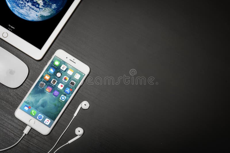 Apple-iPhone 8 plus met ipad en computermuis stock afbeeldingen