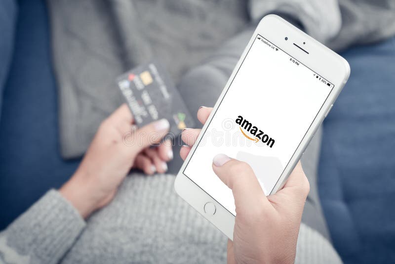 Apple iPhone 8 Plus met de Amazon mobiele app die laadt royalty-vrije stock afbeeldingen