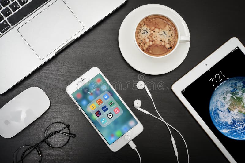 Apple iPhone 8 Plus met reis-apps op het scherm stock foto's