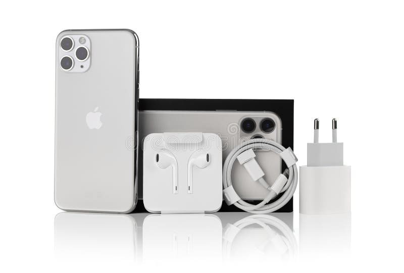 Rostow nad Donem, Rosja - listopad 2019 Apple iPhone 11 Pro srebrny kolor na białym tle Zbliżenie nowego smartfona z Apple'a, pudełka i zestawu od niego