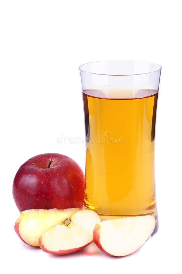 Bicchiere di succo di mela e mele isolato su uno sfondo bianco.