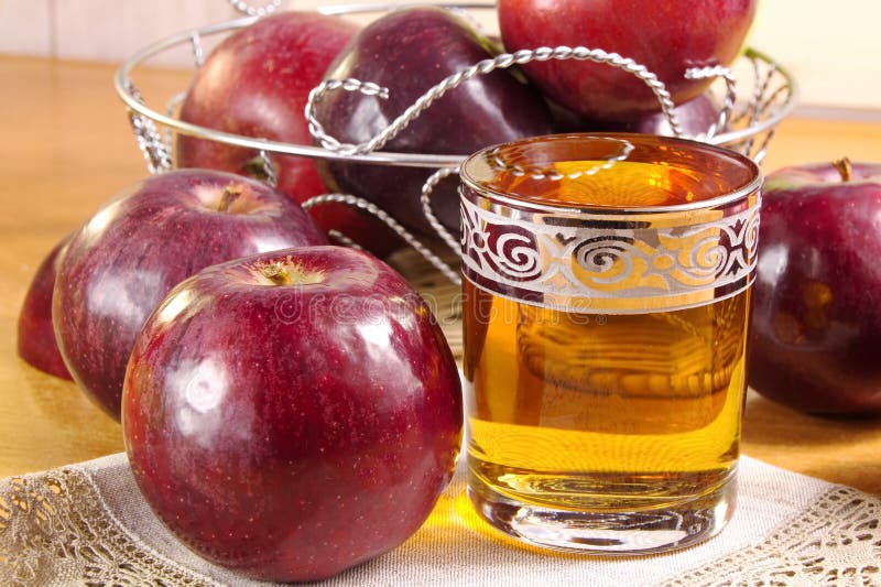 Apple juice in a glass Cup and red apples on the table royalty free stock images Apple juice in a glass Cup and red apples on the table royalty free stock images