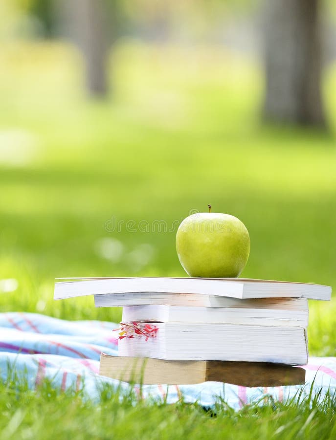 Apple, livres de concept de livre et écouteurs image stock Apple, livres de concept de livre et écouteurs image stock