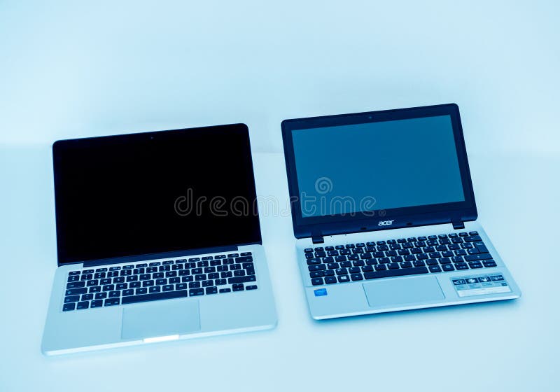 Apple MacBook Pro en Acer streven zij aan zij Laptop PC stock foto's Apple MacBook Pro en Acer streven zij aan zij Laptop PC stock foto's