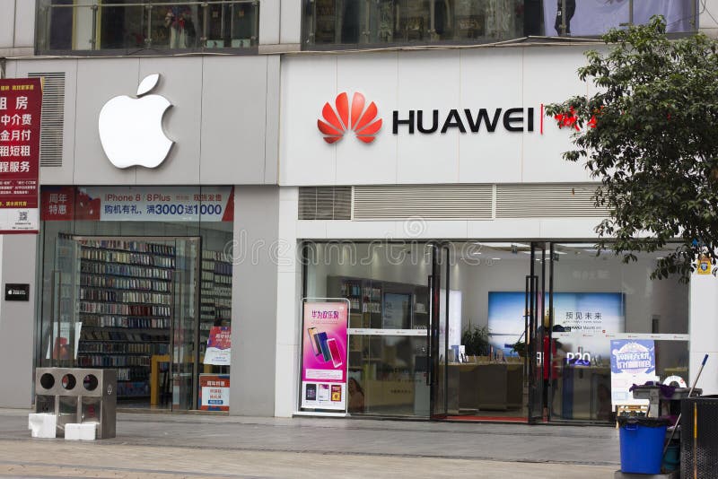 Apple brand stores are adjacent to HUAWEI brand stores. Metaphor: the competition of international brands and the game between big powers. The world is still a world of competition. Apple brand stores are adjacent to HUAWEI brand stores. Metaphor: the competition of international brands and the game between big powers. The world is still a world of competition.