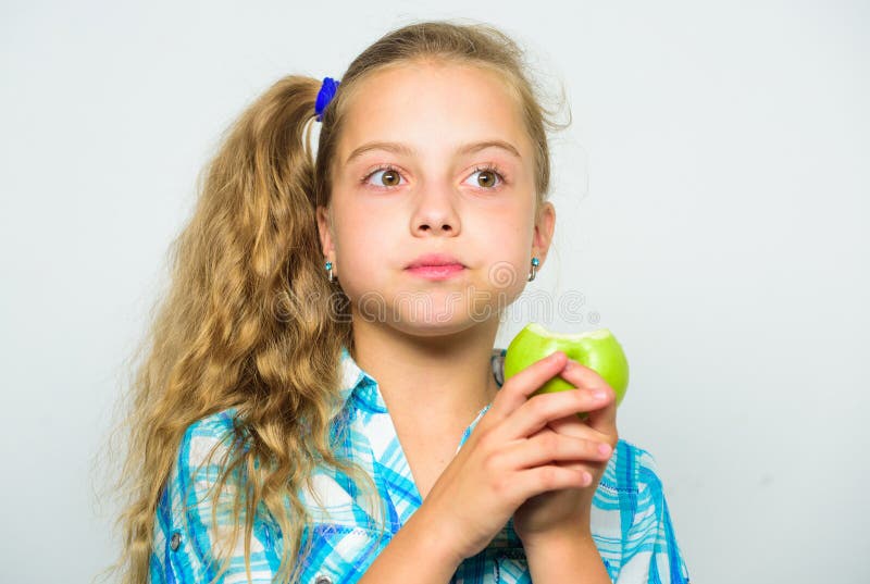 Apple om dagen håller doktorn bort Bra näring är nödvändig till goda hälsor Ungeflickan äter grön äpplefrukt näringsrikt arkivfoto Apple om dagen håller doktorn bort Bra näring är nödvändig till goda hälsor Ungeflickan äter grön äpplefrukt näringsrikt arkivfoto