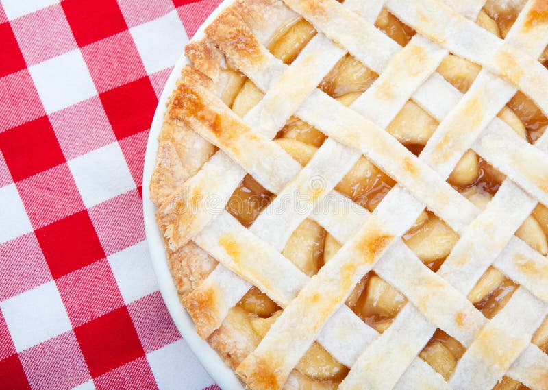 Traditionell amerikanisch apfel Kuchen auf der traditionell kariert Picknick tisch stoff.