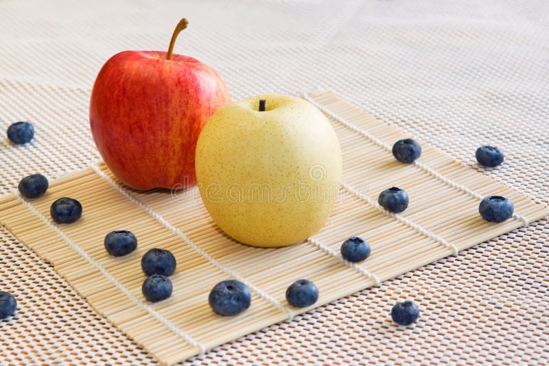 Apple, poire, baies sur un fond blanc photos libres de droits Apple, poire, baies sur un fond blanc photos libres de droits