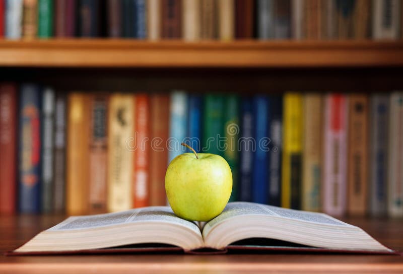 Apple på boken royaltyfri bild Apple på boken royaltyfri bild
