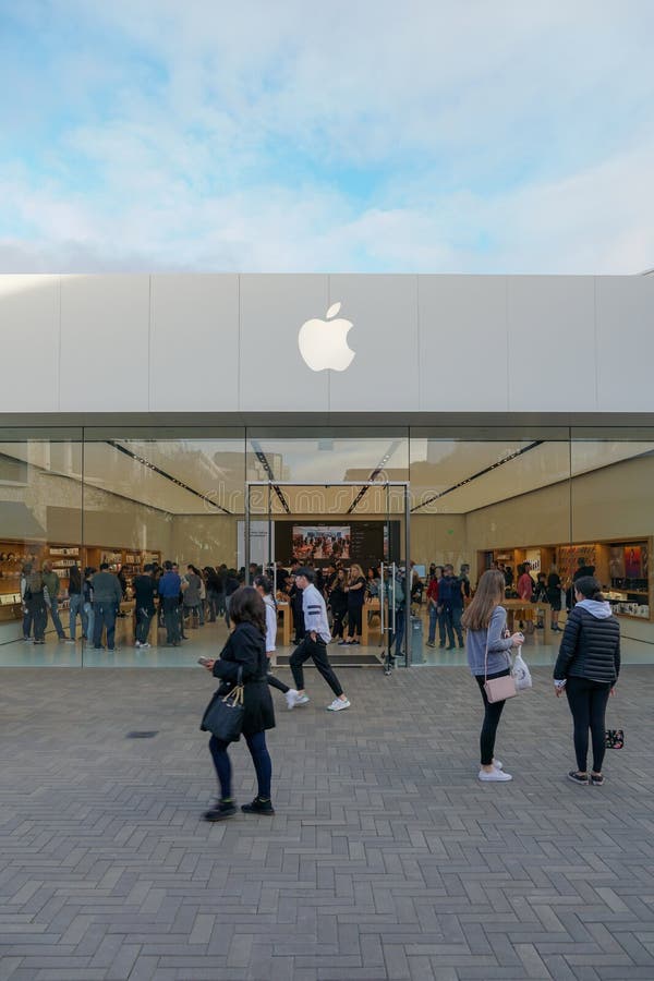 Apple retail store selling iPhones, iPads and more in sleekly designed  spaces. located in Westfield UTC. with pedestrians passing by outside the  store. La Jolla. San Diego, California, USA. March 23rd, 2019