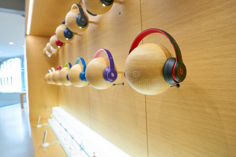 Apple store editorial stock image. Image of interior 158298049