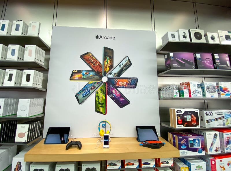 Orlando, FL/USA - 10/25/20: People waiting in line at the Apple retail store  to look at and possibly purchase the new iPhone 12 and 12 Pro smartphones  Stock Photo - Alamy