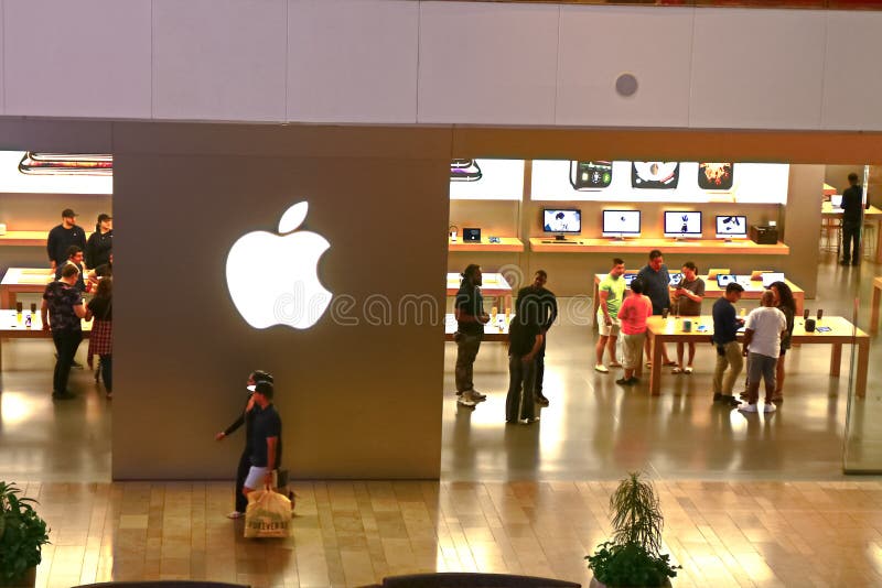 People entering the Apple Store, The Fashion Show Mall, Las Vegas