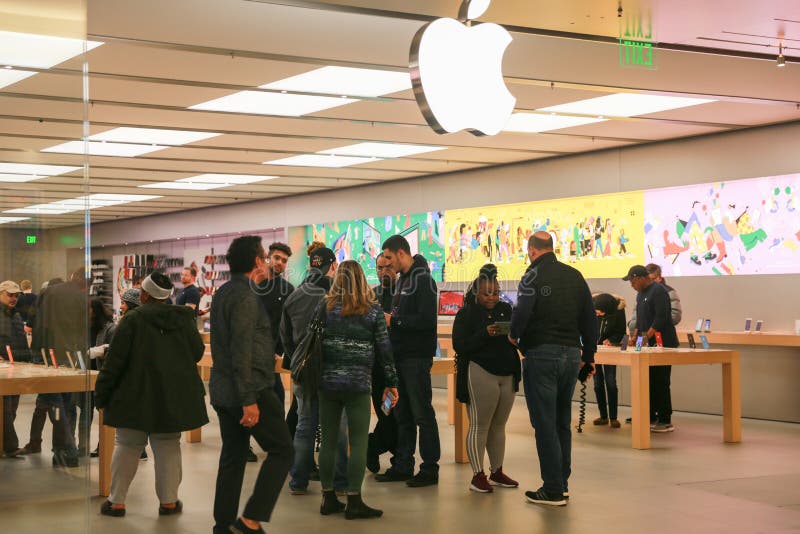 Apple Store in Miami Downtown - MIAMI, UNITED STATES - FEBRUARY 20, 2022 –  Stock Editorial Photo © 4kclips #551971646