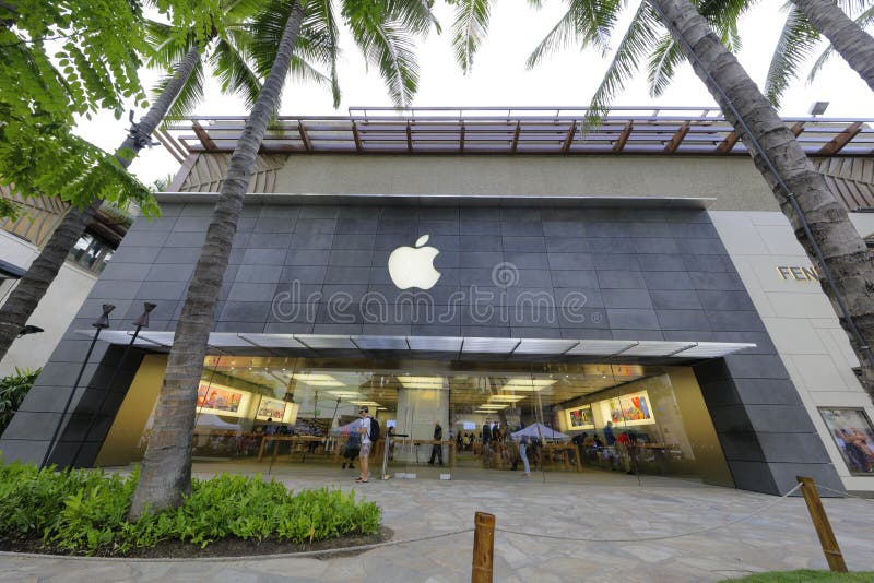 Apple Store in Miami Downtown - MIAMI, UNITED STATES - FEBRUARY 20, 2022 –  Stock Editorial Photo © 4kclips #551971646