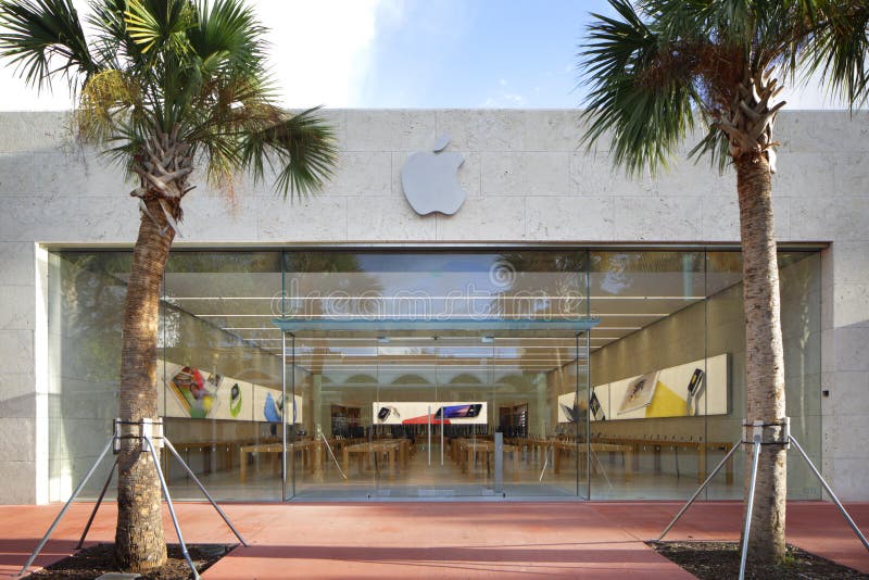 Apple Store in Miami Downtown - MIAMI, UNITED STATES - FEBRUARY 20, 2022 –  Stock Editorial Photo © 4kclips #551971646