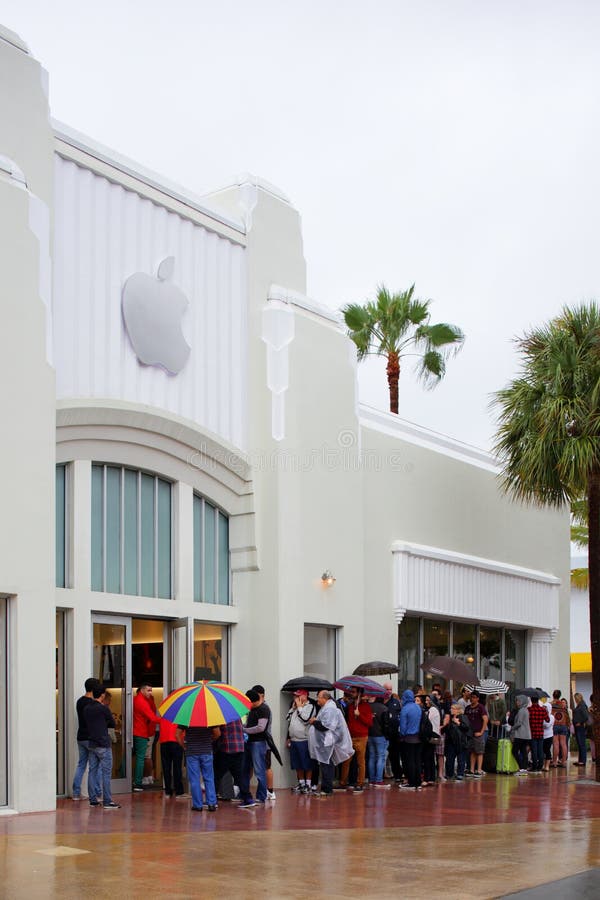 MIAMI BEACH, FL - FEBRUARY 2016: Apple Store entrance at night in Lincoln  Road Stock Photo