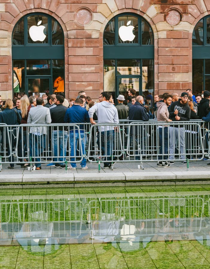 Customers Waiting Front Apple Store Photos - Free & Royalty-Free Stock  Photos from Dreamstime