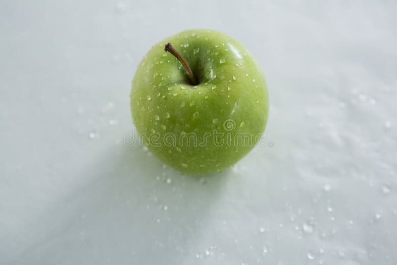 Apple verde con le goccioline di acqua fotografia stock Apple verde con le goccioline di acqua fotografia stock