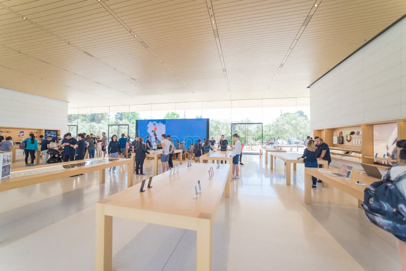Apple verkaufen Einzelhandelsgeschäft in der Apple-Park-Besucher-Mitte lizenzfreies stockfoto Apple verkaufen Einzelhandelsgeschäft in der Apple-Park-Besucher-Mitte lizenzfreies stockfoto