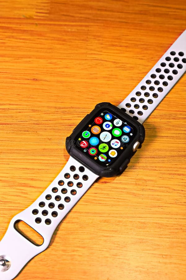 Apple Watch Series 5耐克版44毫米编辑类图片- 图片包括有社论, 犰狳 