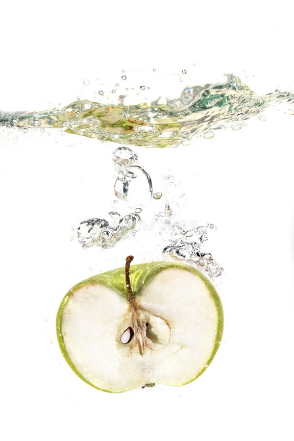 Agua gotas a manzana en el agua.