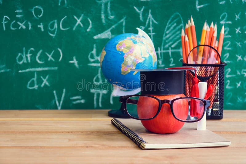 Apple-Wissens-Symbol und Bleistift-Bücher auf dem Schreibtisch mit Brett b stockfotografie Apple-Wissens-Symbol und Bleistift-Bücher auf dem Schreibtisch mit Brett b stockfotografie