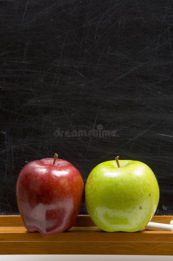 A verde manzana sobre el repisa sobre el, agregar sobre el.