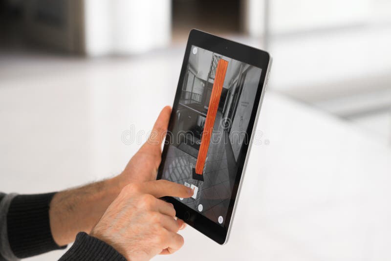 Appli augmenté de réalité - placement des meubles dans l'espace de l'AR. Application augmentée de réalité - homme plaçant des meubles dans l'espace de l'AR tenant un comprimé